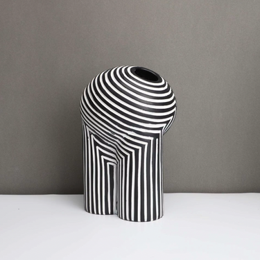 Noir & Blanc Vase Collection
